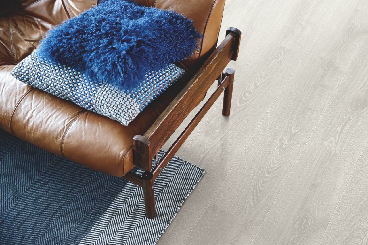 Ламинат Pergo Skara Pro 12 Дуб Студийный L1250-03867 1380×190×12 фото в интерьере